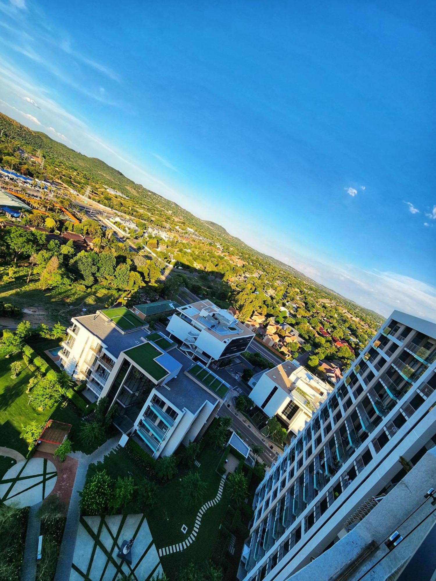 Menlyn Maine Trilogy 10th Floor With Balcony Appartement *